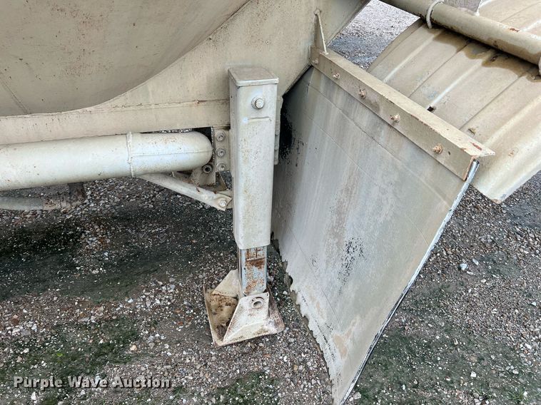 image for item NI9024 1981 Fruehauf HEB-F2-J-986  pneumatic dry bulk trailer