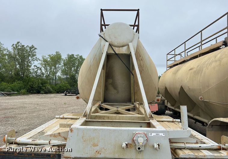 image for item NI9024 1981 Fruehauf HEB-F2-J-986  pneumatic dry bulk trailer