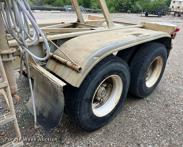 image for item NI9024 1981 Fruehauf HEB-F2-J-986  pneumatic dry bulk trailer