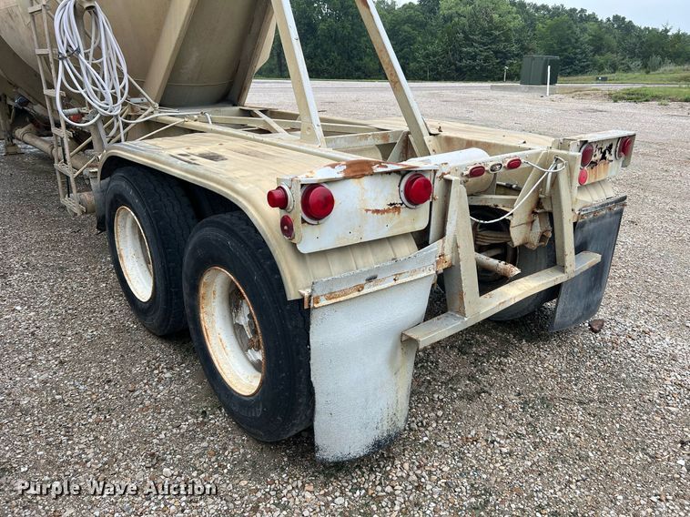 image for item NI9024 1981 Fruehauf HEB-F2-J-986  pneumatic dry bulk trailer