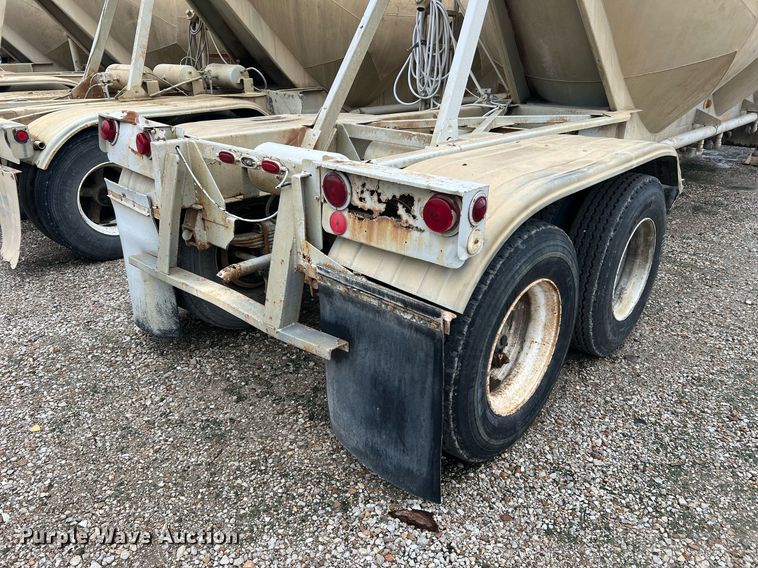 image for item NI9024 1981 Fruehauf HEB-F2-J-986  pneumatic dry bulk trailer