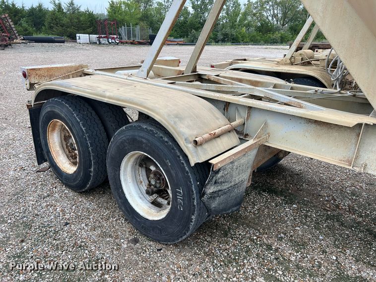 image for item NI9024 1981 Fruehauf HEB-F2-J-986  pneumatic dry bulk trailer