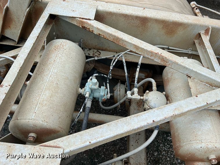 image for item NI9024 1981 Fruehauf HEB-F2-J-986  pneumatic dry bulk trailer