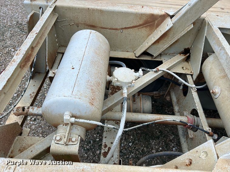 image for item NI9024 1981 Fruehauf HEB-F2-J-986  pneumatic dry bulk trailer