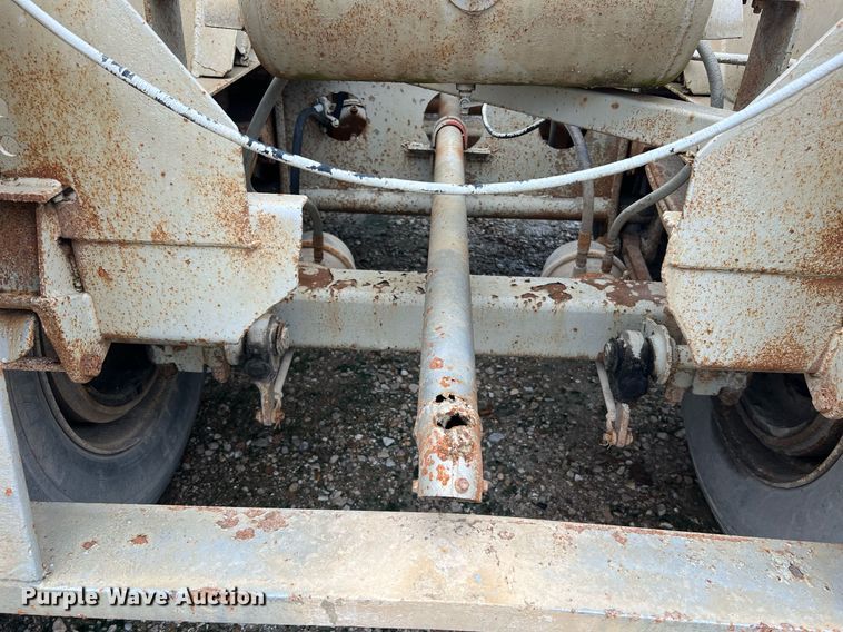 image for item NI9024 1981 Fruehauf HEB-F2-J-986  pneumatic dry bulk trailer