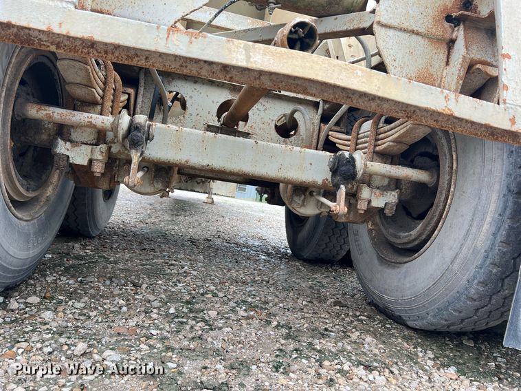 image for item NI9024 1981 Fruehauf HEB-F2-J-986  pneumatic dry bulk trailer