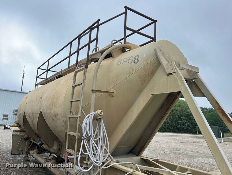 image for item NI9024 1981 Fruehauf HEB-F2-J-986  pneumatic dry bulk trailer