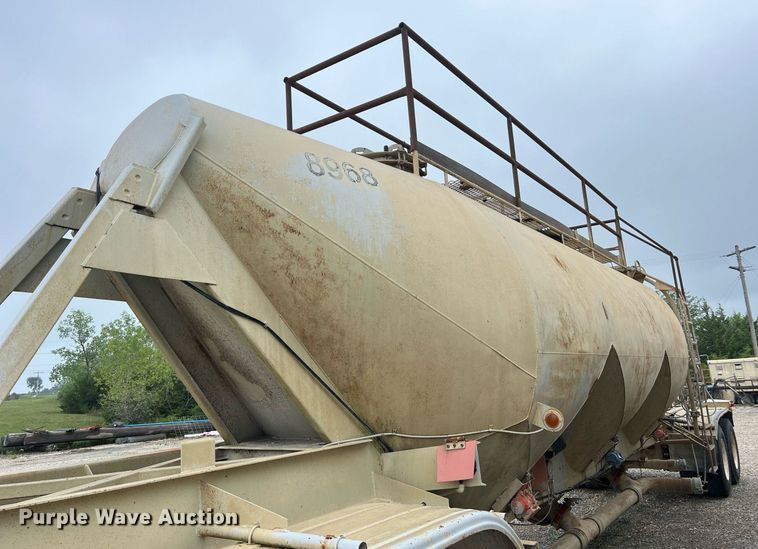 image for item NI9024 1981 Fruehauf HEB-F2-J-986  pneumatic dry bulk trailer
