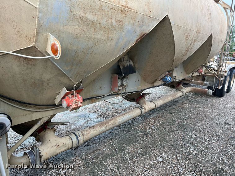 image for item NI9024 1981 Fruehauf HEB-F2-J-986  pneumatic dry bulk trailer