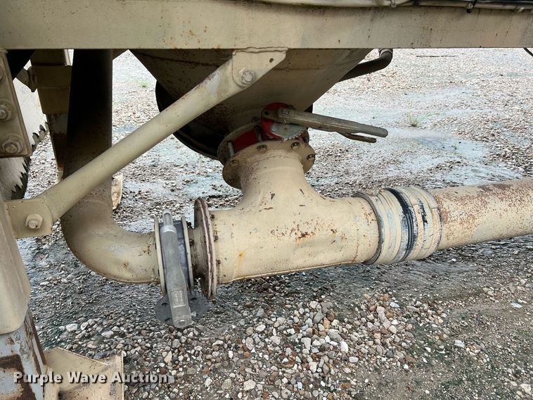 image for item NI9024 1981 Fruehauf HEB-F2-J-986  pneumatic dry bulk trailer