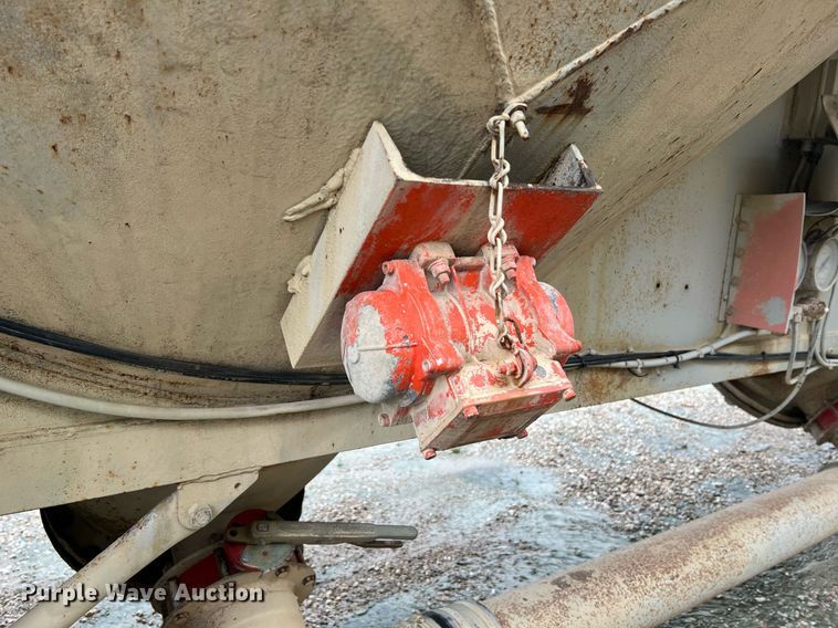 image for item NI9024 1981 Fruehauf HEB-F2-J-986  pneumatic dry bulk trailer