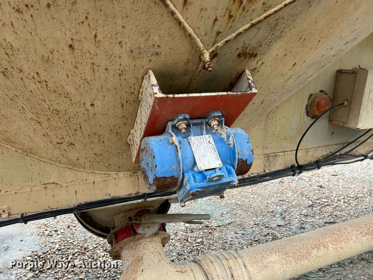 image for item NI9024 1981 Fruehauf HEB-F2-J-986  pneumatic dry bulk trailer