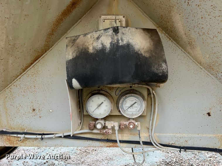 image for item NI9024 1981 Fruehauf HEB-F2-J-986  pneumatic dry bulk trailer