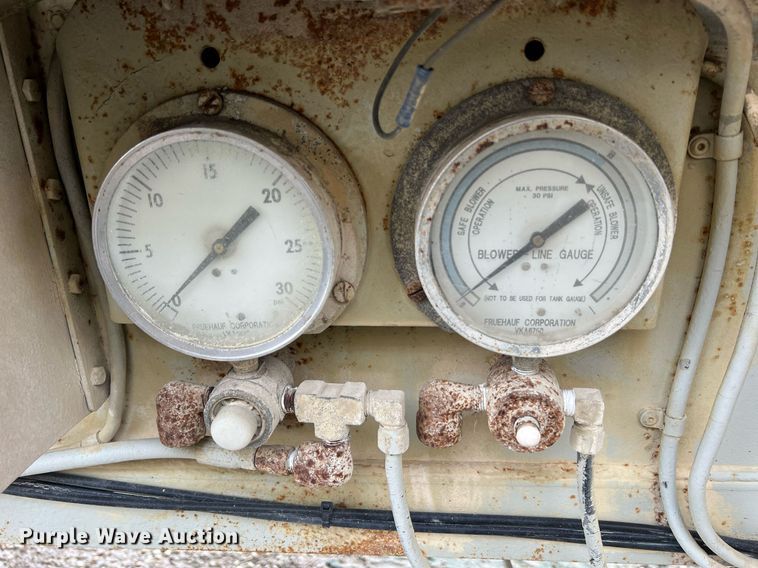 image for item NI9024 1981 Fruehauf HEB-F2-J-986  pneumatic dry bulk trailer