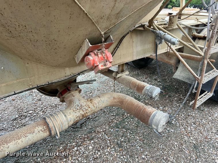 image for item NI9024 1981 Fruehauf HEB-F2-J-986  pneumatic dry bulk trailer