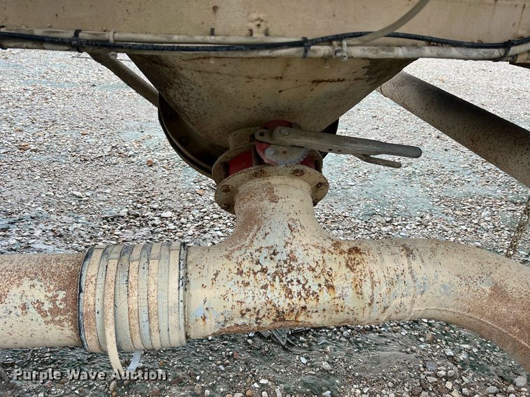 image for item NI9024 1981 Fruehauf HEB-F2-J-986  pneumatic dry bulk trailer