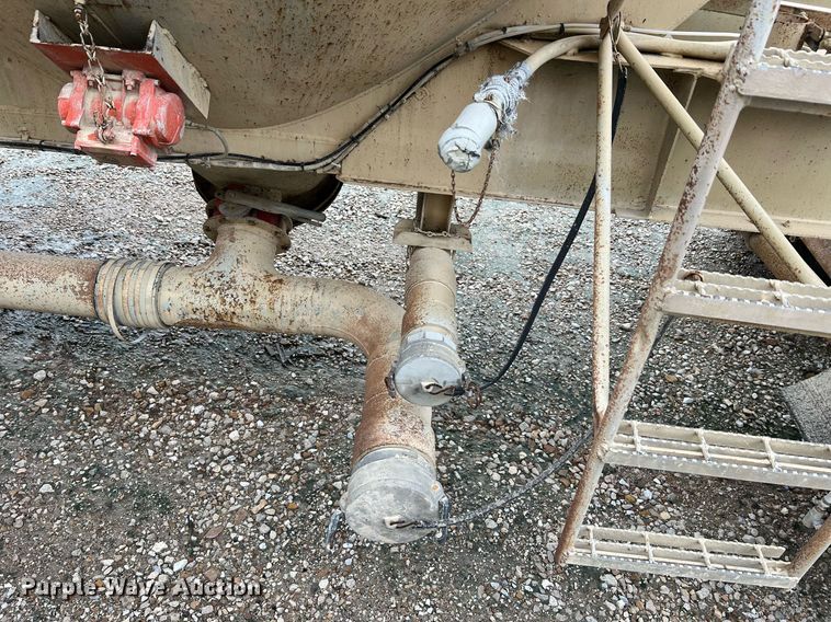 image for item NI9024 1981 Fruehauf HEB-F2-J-986  pneumatic dry bulk trailer