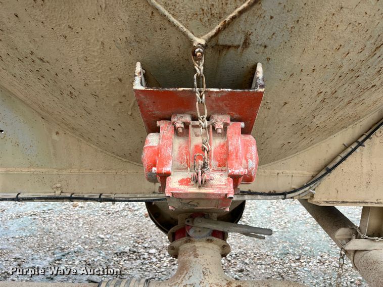 image for item NI9024 1981 Fruehauf HEB-F2-J-986  pneumatic dry bulk trailer