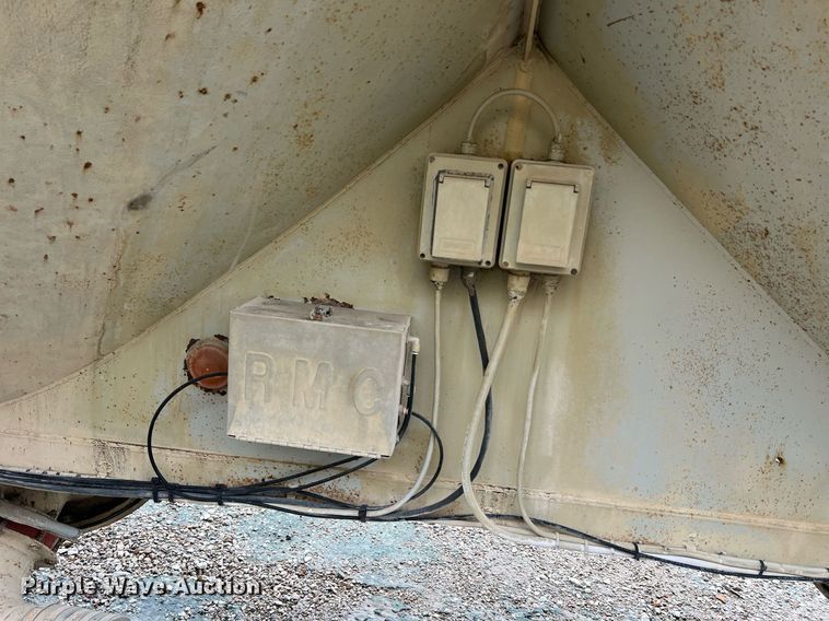 image for item NI9024 1981 Fruehauf HEB-F2-J-986  pneumatic dry bulk trailer