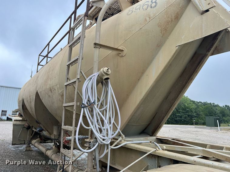 image for item NI9024 1981 Fruehauf HEB-F2-J-986  pneumatic dry bulk trailer