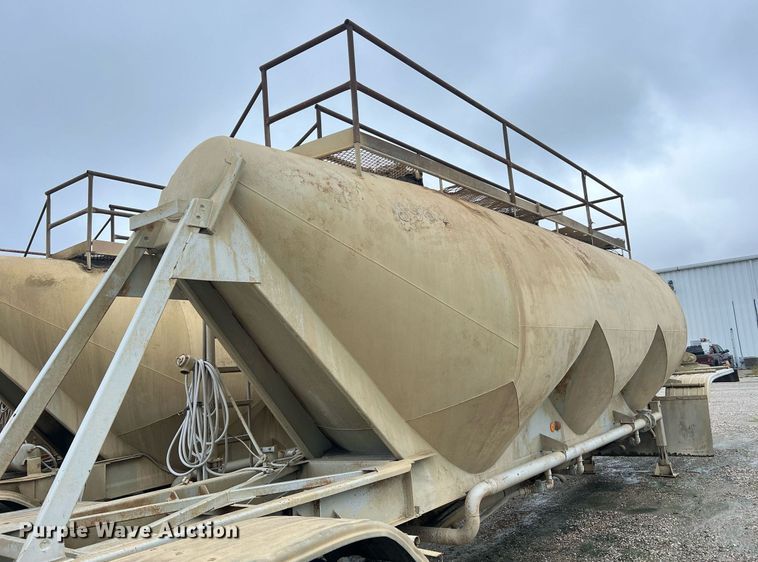 image for item NI9024 1981 Fruehauf HEB-F2-J-986  pneumatic dry bulk trailer