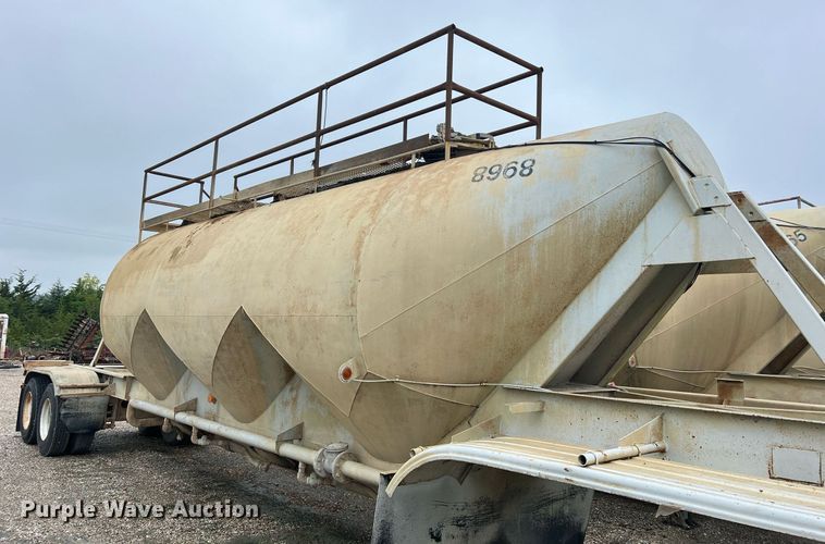 image for item NI9024 1981 Fruehauf HEB-F2-J-986  pneumatic dry bulk trailer