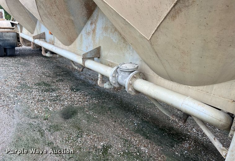 image for item NI9024 1981 Fruehauf HEB-F2-J-986  pneumatic dry bulk trailer