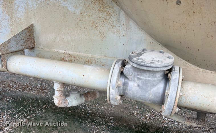 image for item NI9024 1981 Fruehauf HEB-F2-J-986  pneumatic dry bulk trailer