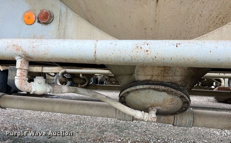 image for item NI9024 1981 Fruehauf HEB-F2-J-986  pneumatic dry bulk trailer