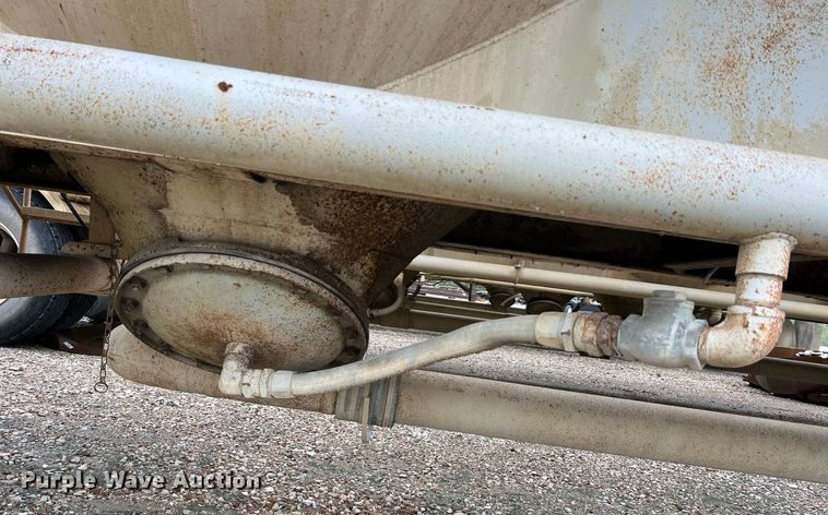 image for item NI9024 1981 Fruehauf HEB-F2-J-986  pneumatic dry bulk trailer