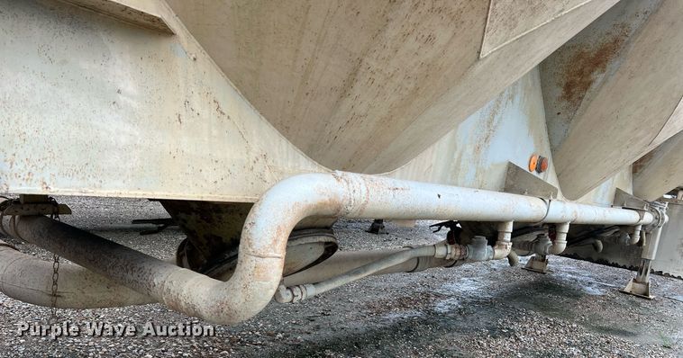 image for item NI9024 1981 Fruehauf HEB-F2-J-986  pneumatic dry bulk trailer