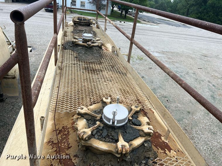 image for item NI9024 1981 Fruehauf HEB-F2-J-986  pneumatic dry bulk trailer