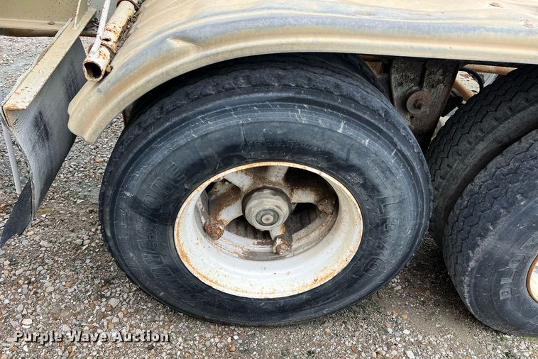 image for item NI9024 1981 Fruehauf HEB-F2-J-986  pneumatic dry bulk trailer