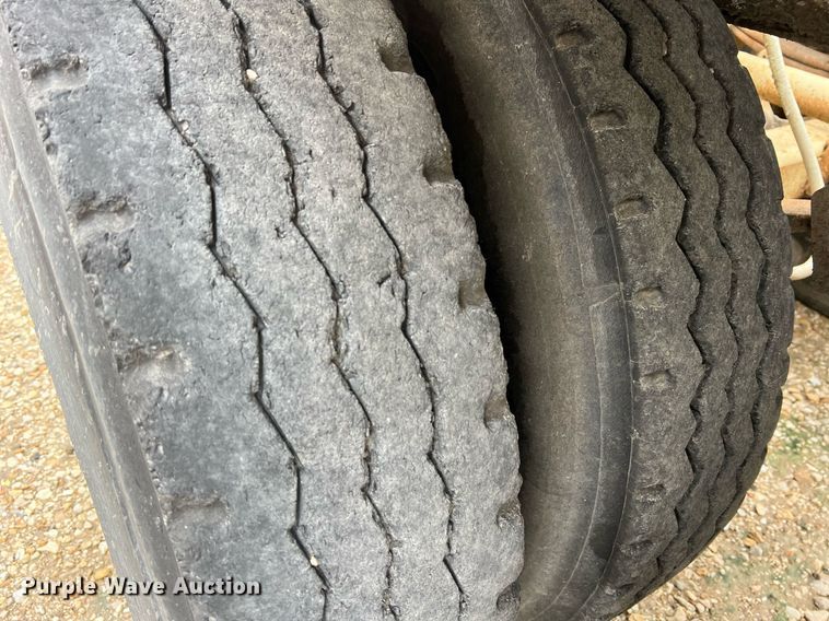 image for item NI9024 1981 Fruehauf HEB-F2-J-986  pneumatic dry bulk trailer