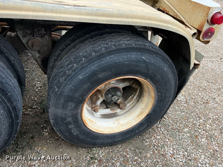 image for item NI9024 1981 Fruehauf HEB-F2-J-986  pneumatic dry bulk trailer