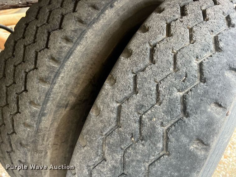 image for item NI9024 1981 Fruehauf HEB-F2-J-986  pneumatic dry bulk trailer