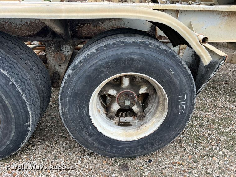 image for item NI9024 1981 Fruehauf HEB-F2-J-986  pneumatic dry bulk trailer