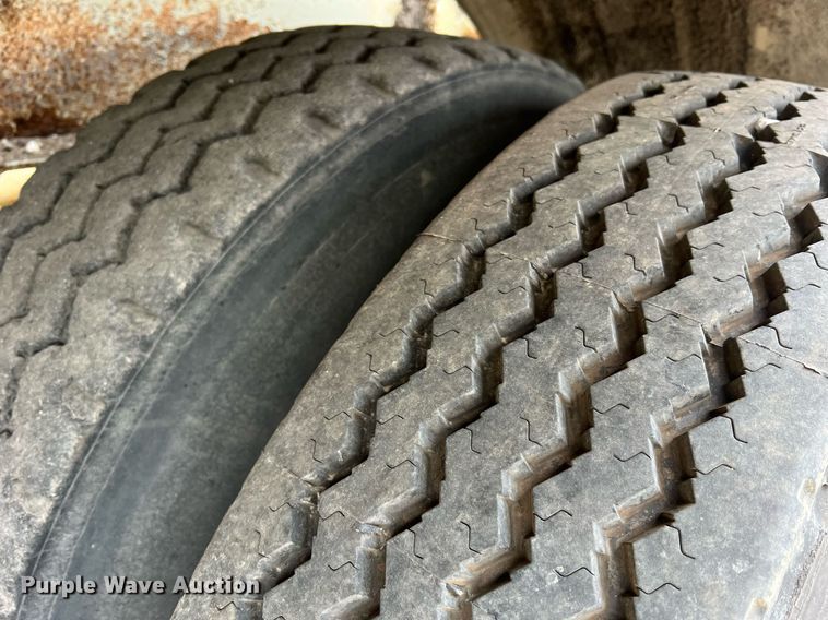 image for item NI9024 1981 Fruehauf HEB-F2-J-986  pneumatic dry bulk trailer