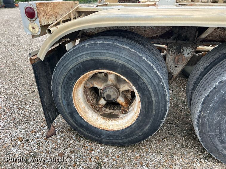 image for item NI9024 1981 Fruehauf HEB-F2-J-986  pneumatic dry bulk trailer