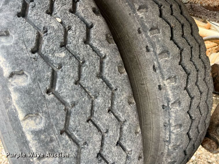 image for item NI9024 1981 Fruehauf HEB-F2-J-986  pneumatic dry bulk trailer