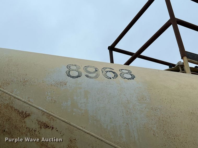 image for item NI9024 1981 Fruehauf HEB-F2-J-986  pneumatic dry bulk trailer