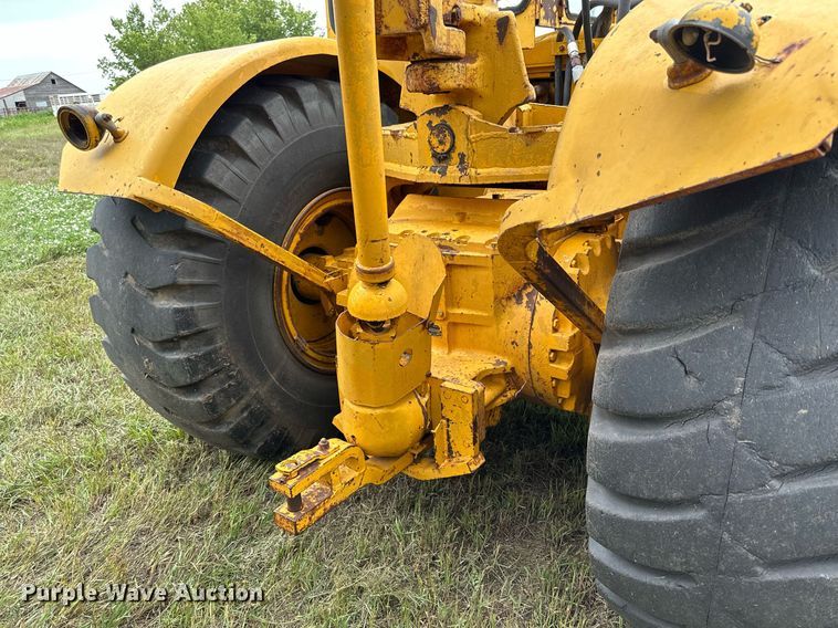 image for item NP9927 1964 John Deere 5010  elevating scraper