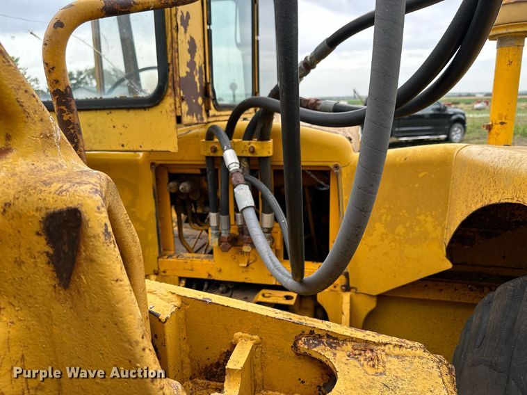 image for item NP9927 1964 John Deere 5010  elevating scraper