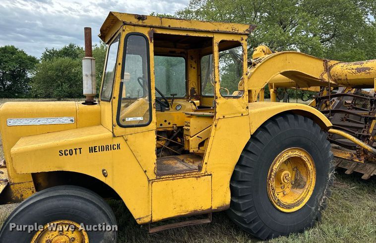 image for item NP9927 1964 John Deere 5010  elevating scraper