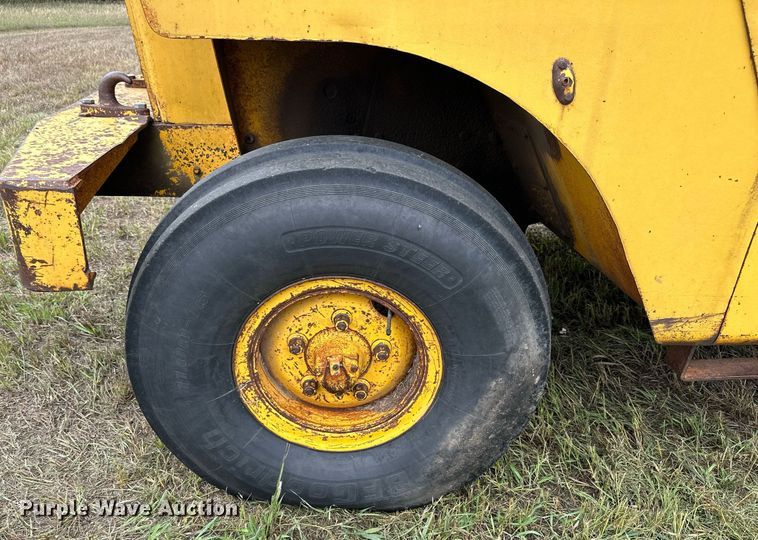 image for item NP9927 1964 John Deere 5010  elevating scraper