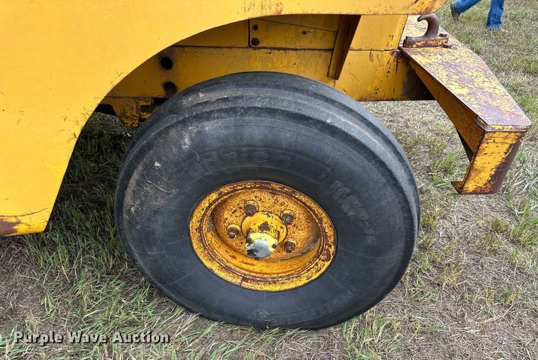 image for item NP9927 1964 John Deere 5010  elevating scraper