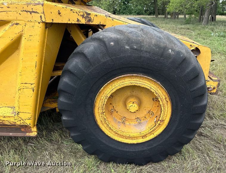 image for item NP9927 1964 John Deere 5010  elevating scraper