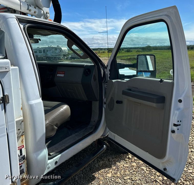 image for item NP9944 2008 Ford F550 Super Duty  bucket truck