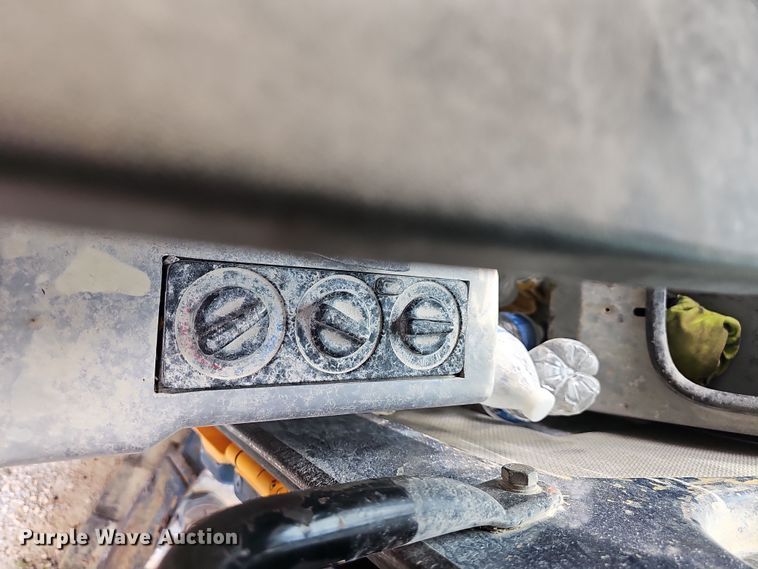 image for item NT9817 1999 Hyundai Robex 250LC3  excavator