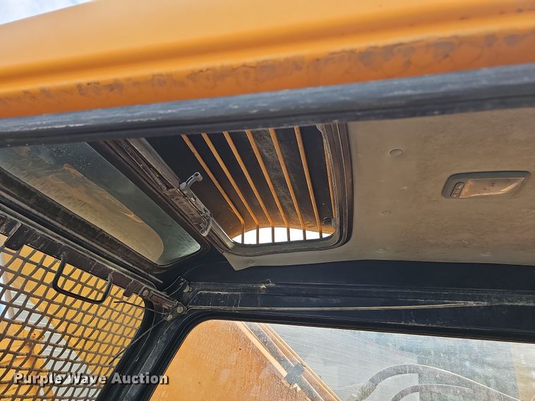 image for item NT9817 1999 Hyundai Robex 250LC3  excavator